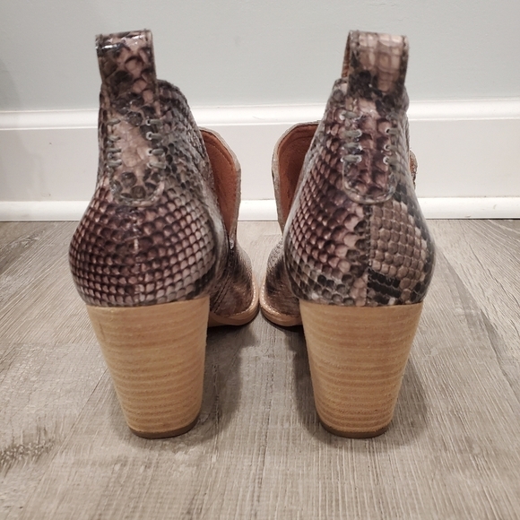 NEW Jeffrey Campbell Rosalee Snakeskin Ankle Boots - Picture 4 of 5